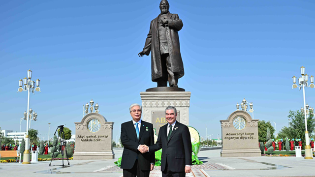 kazak-ve-turkmen-liderler-askabat-ta-unlu-sair-abay-in-anitini-acti