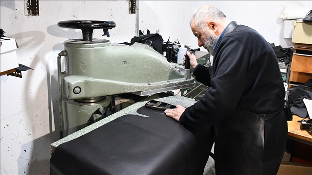 uskuplu-bajrami-turkiyeden-ithal-ettigi-derilerle-44-yildir-el-yapimi-ayakkabi