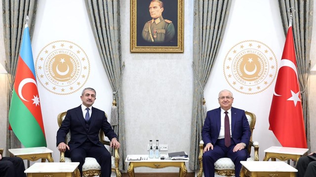 bakan-guler-azerbaycan-serhat-hizmetleri-komutani-guliyevi-kabul-etti