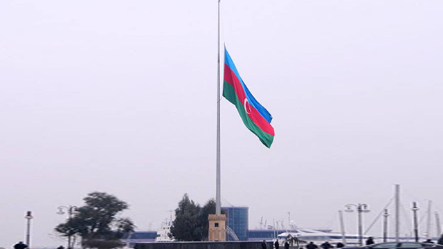 azerbaycanda-kazakistandaki-ucak-kazasi-nedeniyle-1-gunluk-milli-yas-ilan-edi
