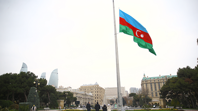 azerbaycan-ucak-kazasinda-hayatini-kaybedenler-icin-yas-tutuyor