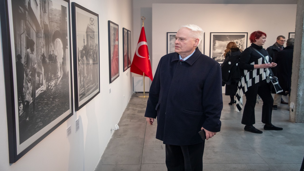 hirvatistanda-ara-gulerin-fotograflarindan-olusan-sergi-acildi