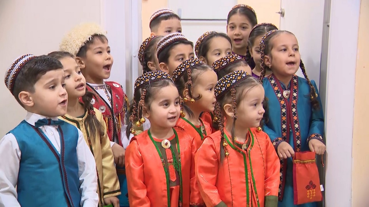 turkmenistanda-cocuklar-ramazani-manilerle-karsiladi