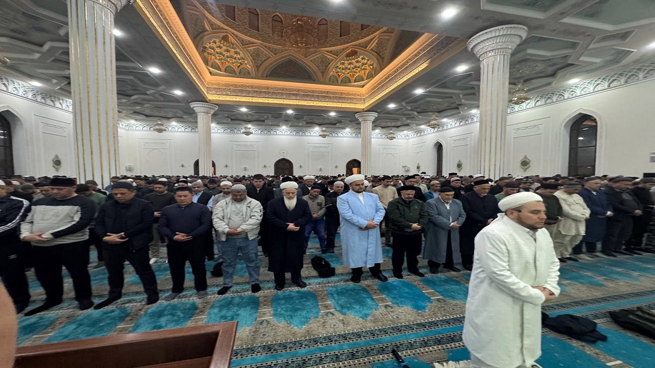 ozbekistanda-ilk-teravih-namazi-kilindi