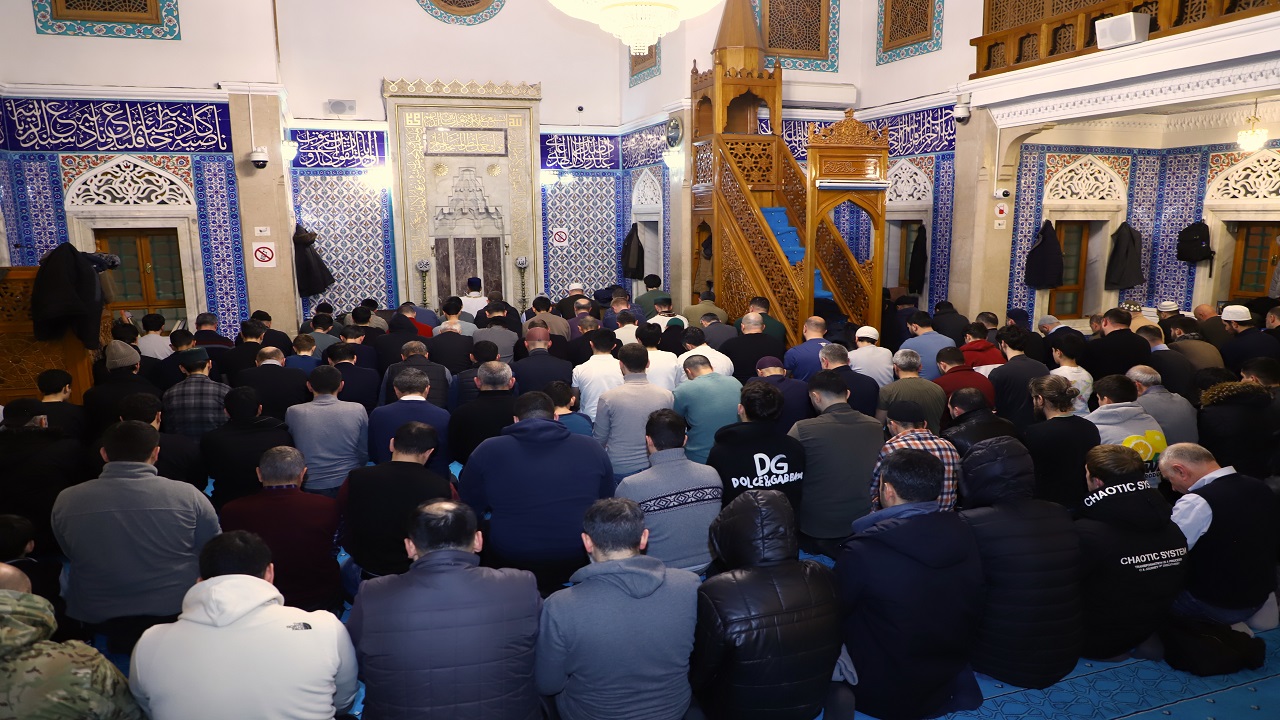 azerbaycanda-ilk-teravih-namazi-kilindi