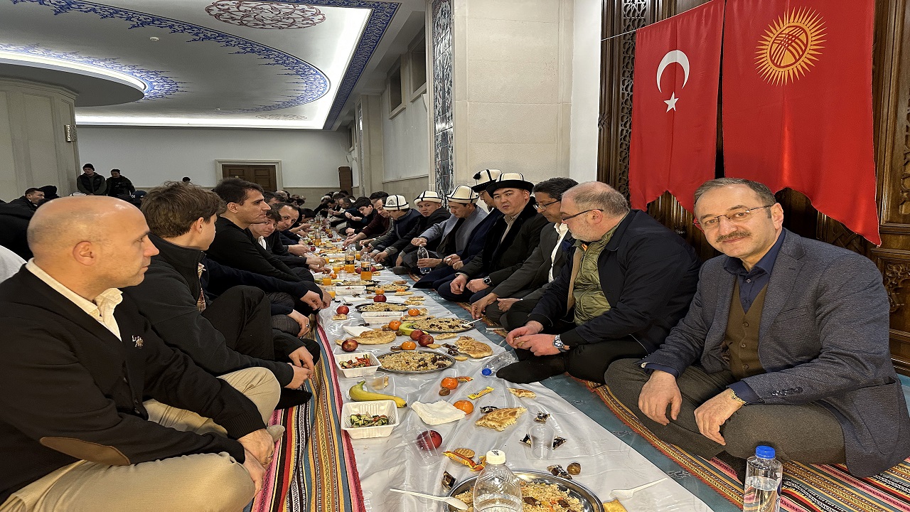 kirgizistanda-turkiyenin-biskek-buyukelciligi-iftar-programi-duzenledi