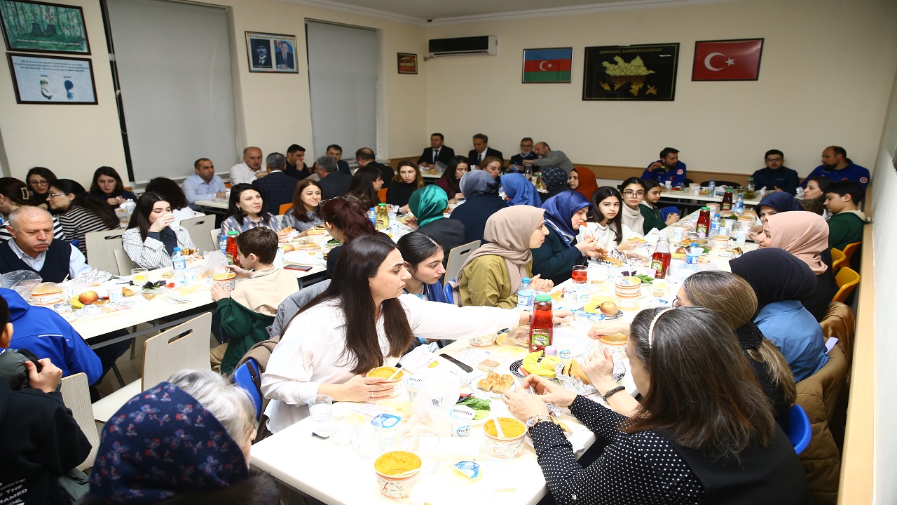 tdv-baku-turk-lisesinde-sehit-yakinlarinin-katilimiyla-iftar-programi-duzenlend