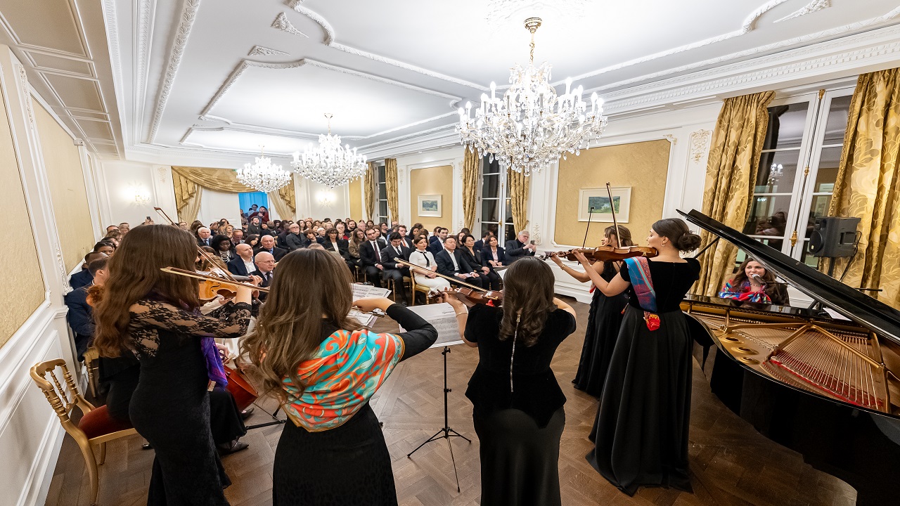 azerbaycanin-paris-buyukelciliginde-yedi-guzel-konseri-duzenlendi