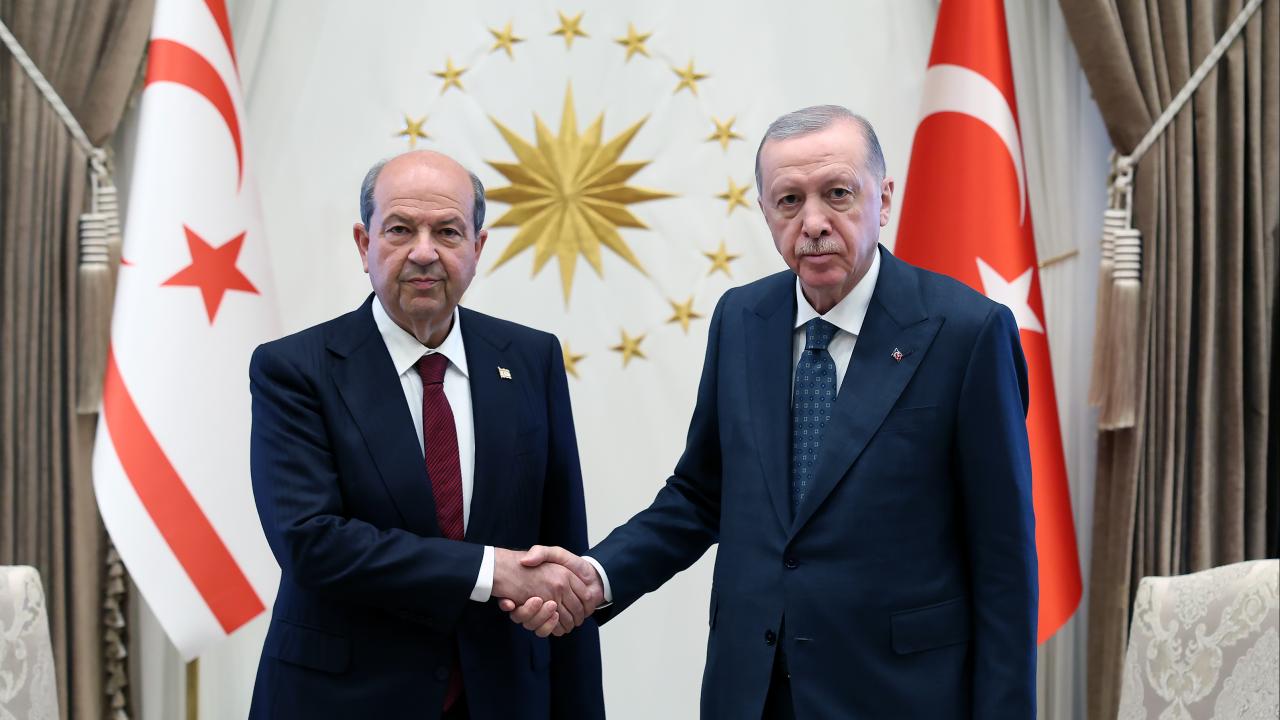 cumhurbaskani-erdogan-kktc-cumhurbaskani-tatar-ile-gorustu