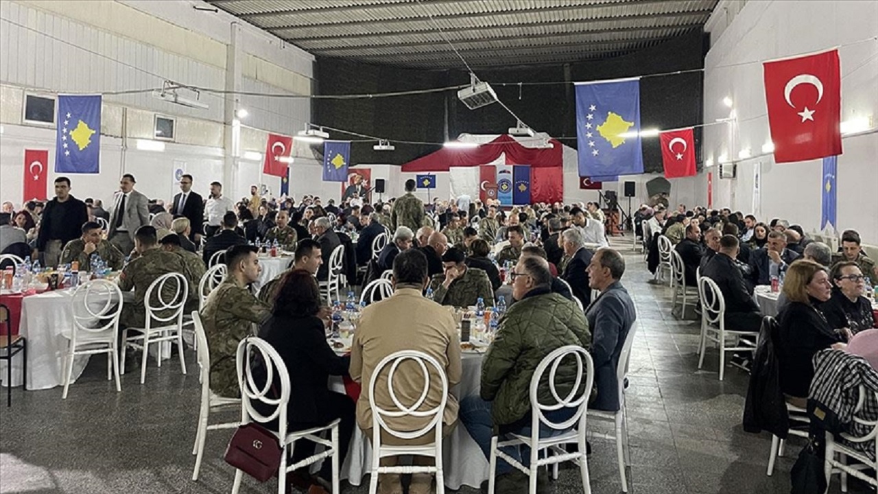 turk-askeri-kosova-daki-sultan-murat-kislasi-nda-iftar-verdi