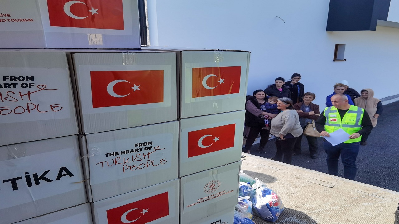 tika-karadag-da-ihtiyac-sahiplerine-gida-kolisi-ulastiriyor
