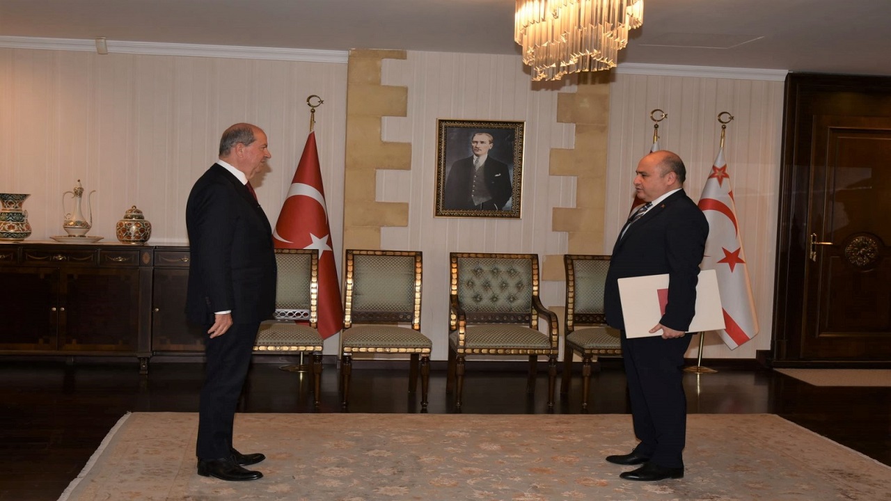 turkiyenin-lefkosa-buyukelcisi-basceri-kktc-cumhurbaskani-tatara-guven-mektub