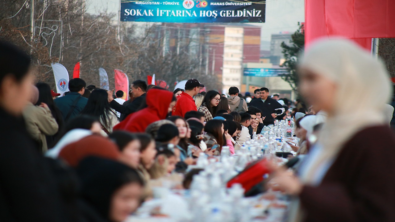kirgizistanda-yaklasik-5-bin-kisinin-katilimiyla-sokak-iftari-duzenlendi