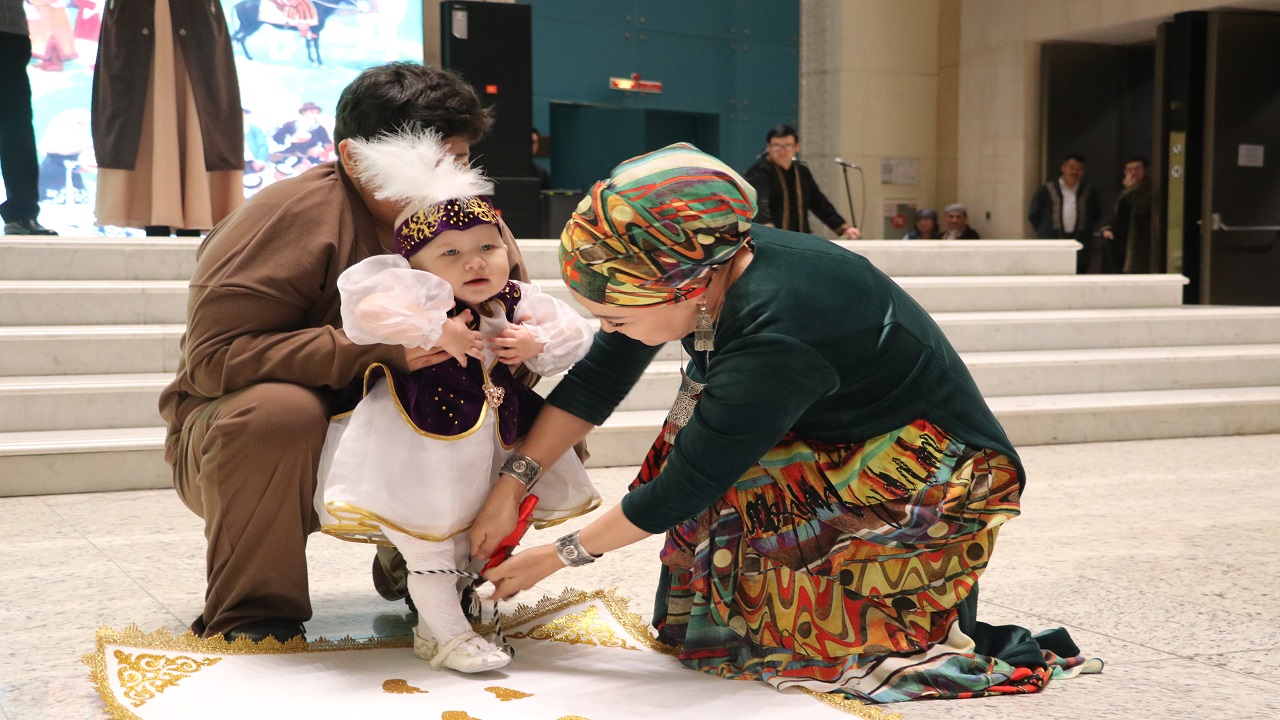 kazakistanda-devlet-korumasindaki-bebekler-icin-dusak-kesme-toreni-yapildi