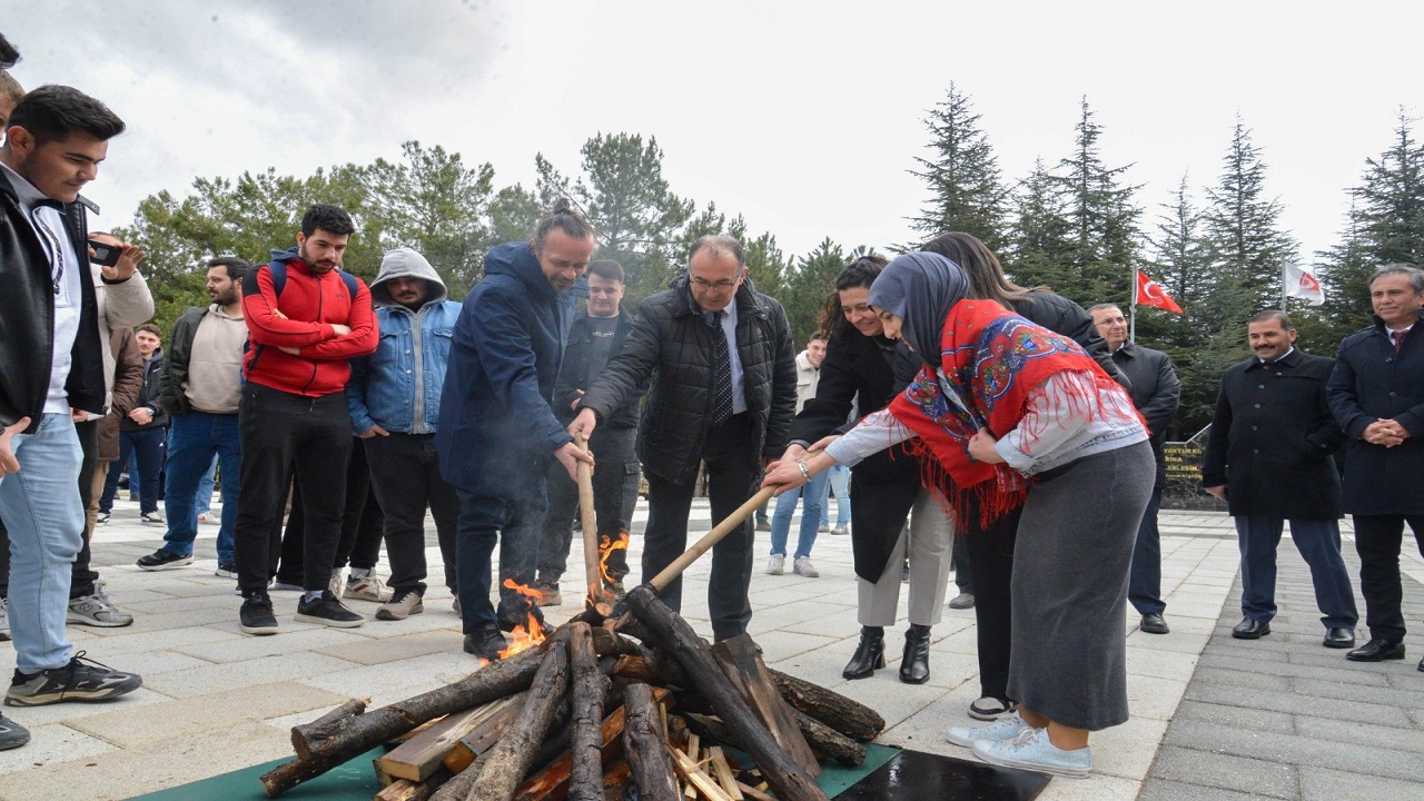 bilecik-seyh-edebali-universitesinde-nevruz-coskusu