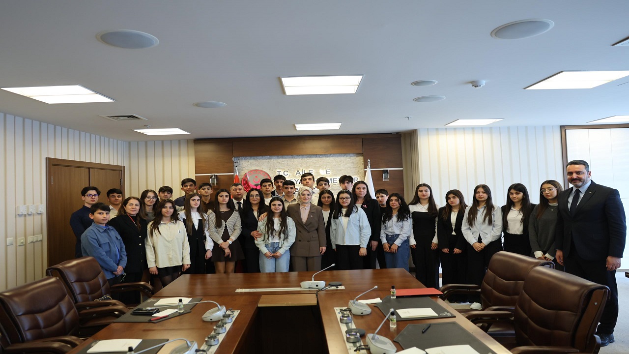 aile-ve-sosyal-hizmetler-bakani-goktas-azerbaycandan-gelen-sehit-cocuklariyla