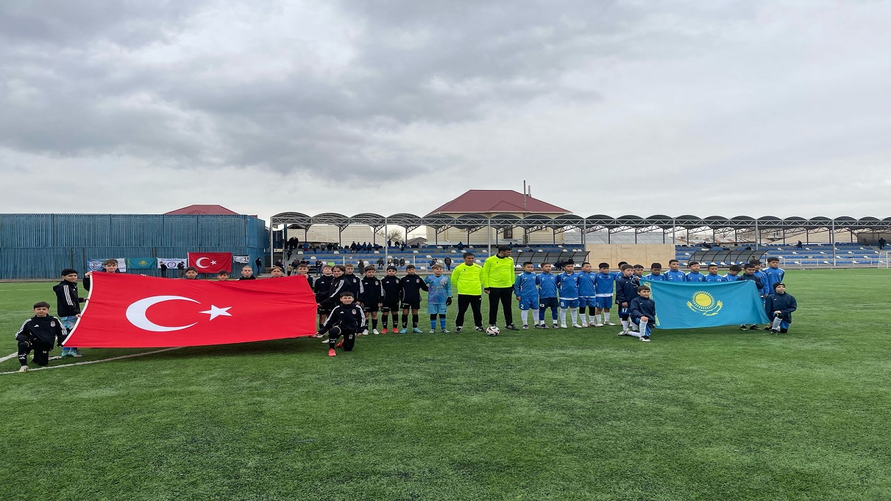 kazakistanin-turkistan-sehrinde-turan-kupasi-futbol-turnuvasi-duzenlendi
