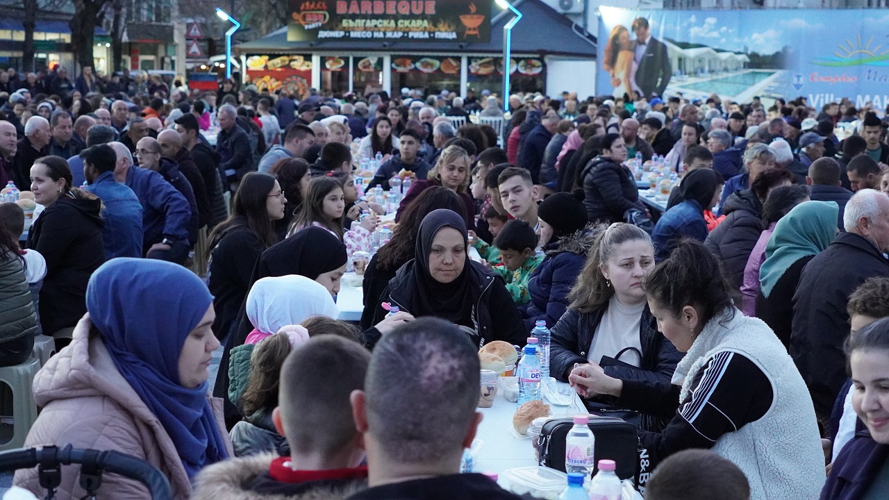 bulgaristanda-kadir-gecesi-dolayisiyla-3-bin-kisilik-iftar-programi-duzenlendi