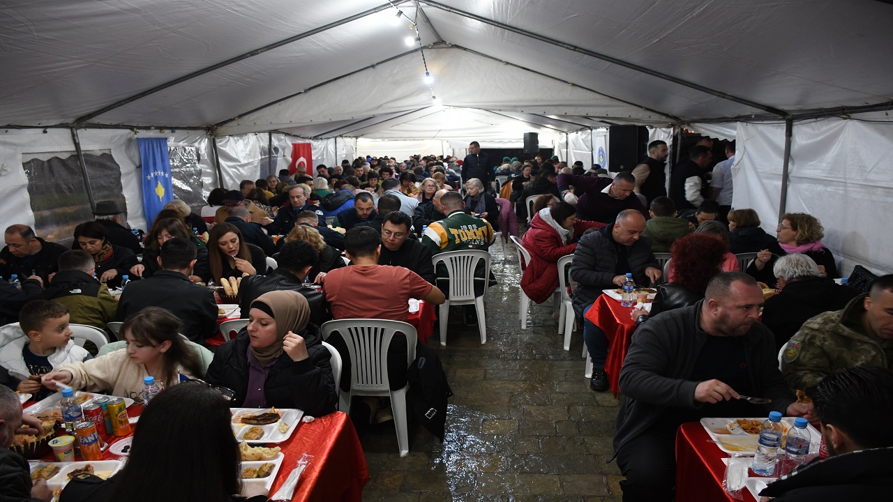 kosova-da-gorevli-turk-askerleri-kadir-gecesi-dolayisiyla-prizren-de-iftar-verd