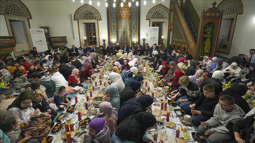 tikadan-saraybosnadaki-tarihi-hunkar-camisinde-yuzlerce-cocuga-iftar