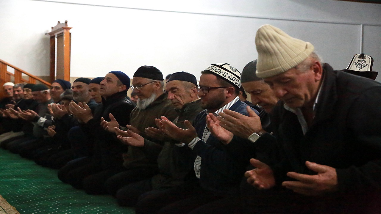 kirgizistandaki-ahiska-turkleri-ramazanin-son-teravih-namazini-kildi