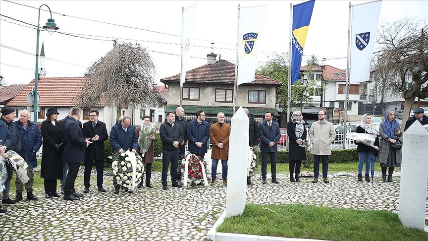 bosna-hersekin-baskenti-saraybosnanin-savunmasinda-hayatini-kaybedenler-torenl