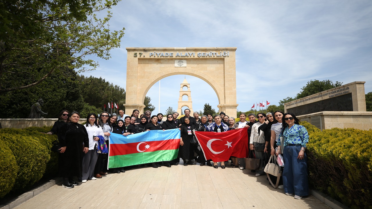azerbaycanli-sehit-aileleri-tarihi-gelibolu-yarimadasini-gezdi