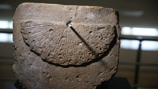 anideki-kazilarda-bulunan-yaklasik-1000-yillik-gunes-saati-gorucuye-cikti