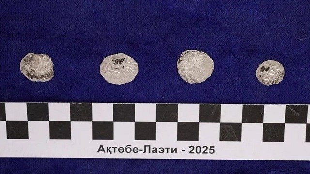 kazakistan-da-arkeologlar-orta-cag-a-ait-gumus-sikkeler-kesfedildi