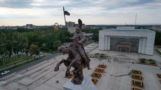 kirgizistanin-baskenti-biskekin-ana-sembollerinden-manas-aniti-yenilendi