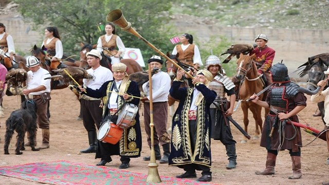 kirgizistan-salbuurun-etnofestivaline-ev-sahipligi-yapti