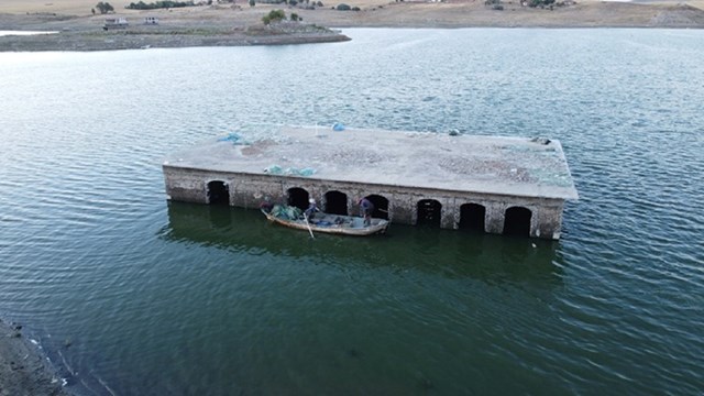 barajin-su-seviyesi-dustu-su-altinda-kalan-koy-ortaya-cikti