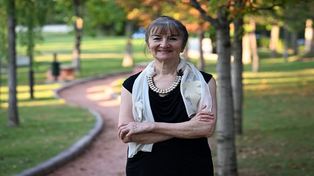 77-yasindaki-kirgiz-balerin-tokombayeva-meslegini-yeni-nesillere-aktariyor