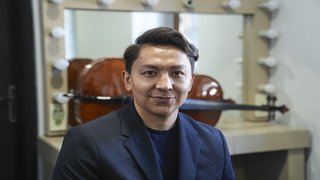 kazak-cellist-oktyabr-turk-melodilerini-celloyla-dunyaya-tasiyor