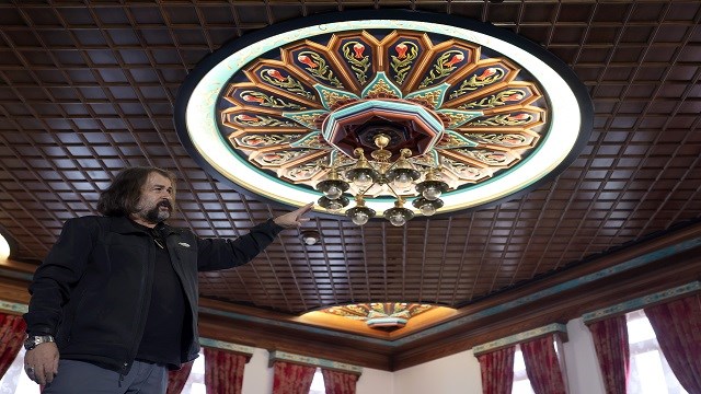 endulus-mimarisinin-motiflerini-ahsap-sanatiyla-bulusturuyor