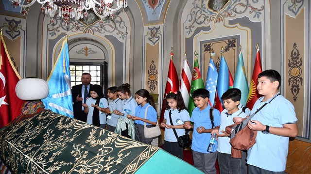 bilecikte-ogrenciler-ilk-derslerini-ertugrul-gazi-turbesinde-isledi