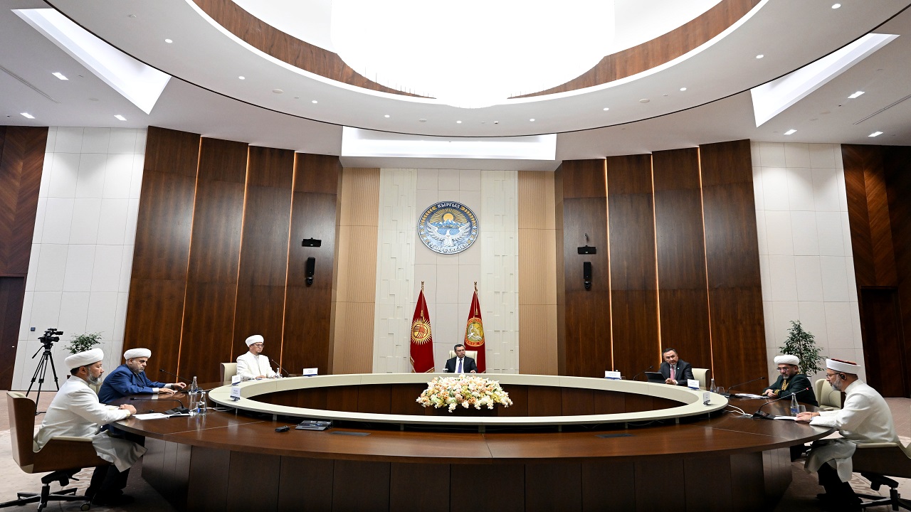 kirgizistan-cumhurbaskani-sadir-caparov-tdt-uyesi-ulkelerinin-din-adamlarini-kab