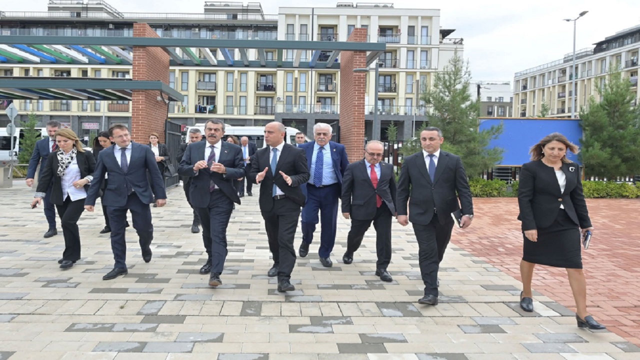 milli-egitim-bakani-yusuf-tekin-karabagda-okullari-ziyaret-etti