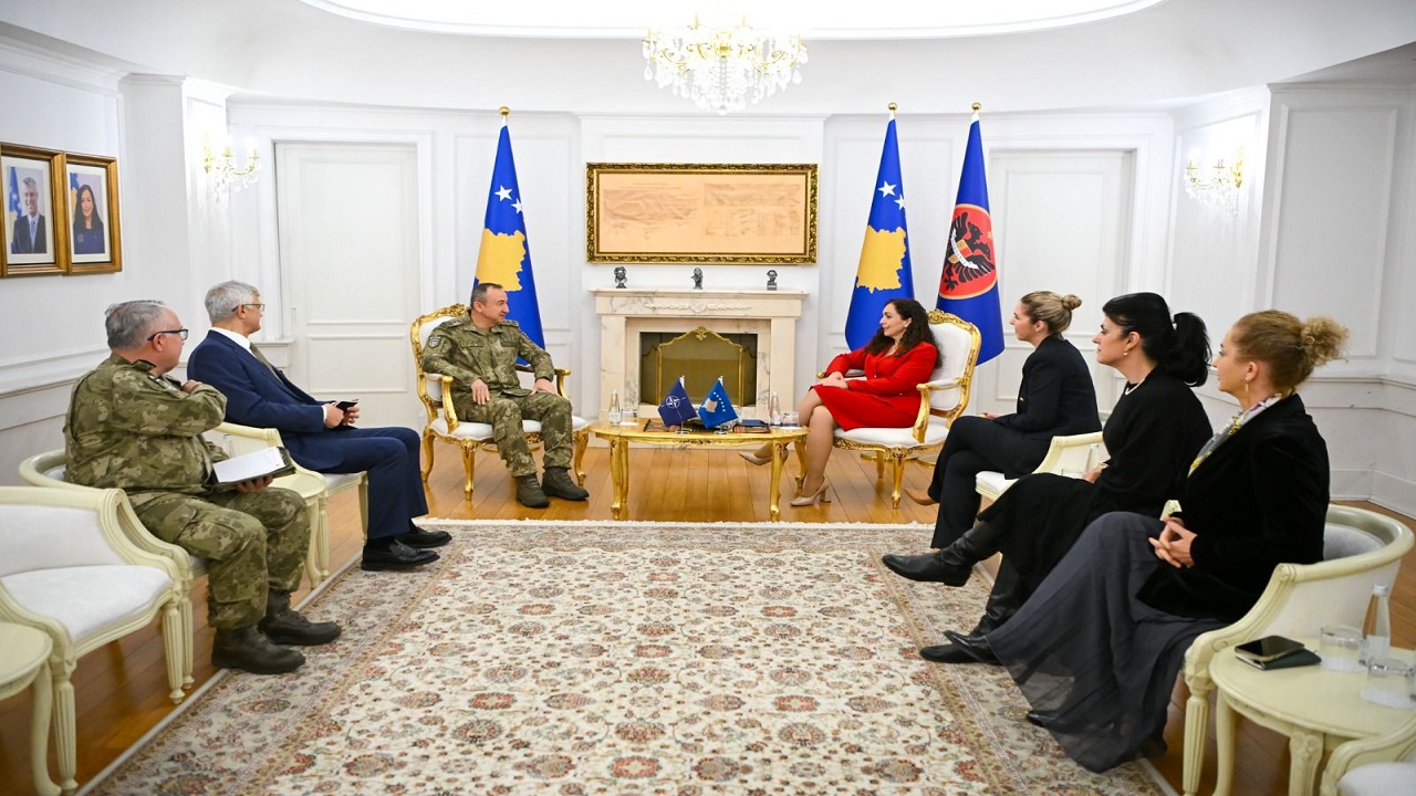 kosova-cumhurbaskani-osmani-kfor-komutasini-devralan-turk-baris-gucu-heyetini-ka