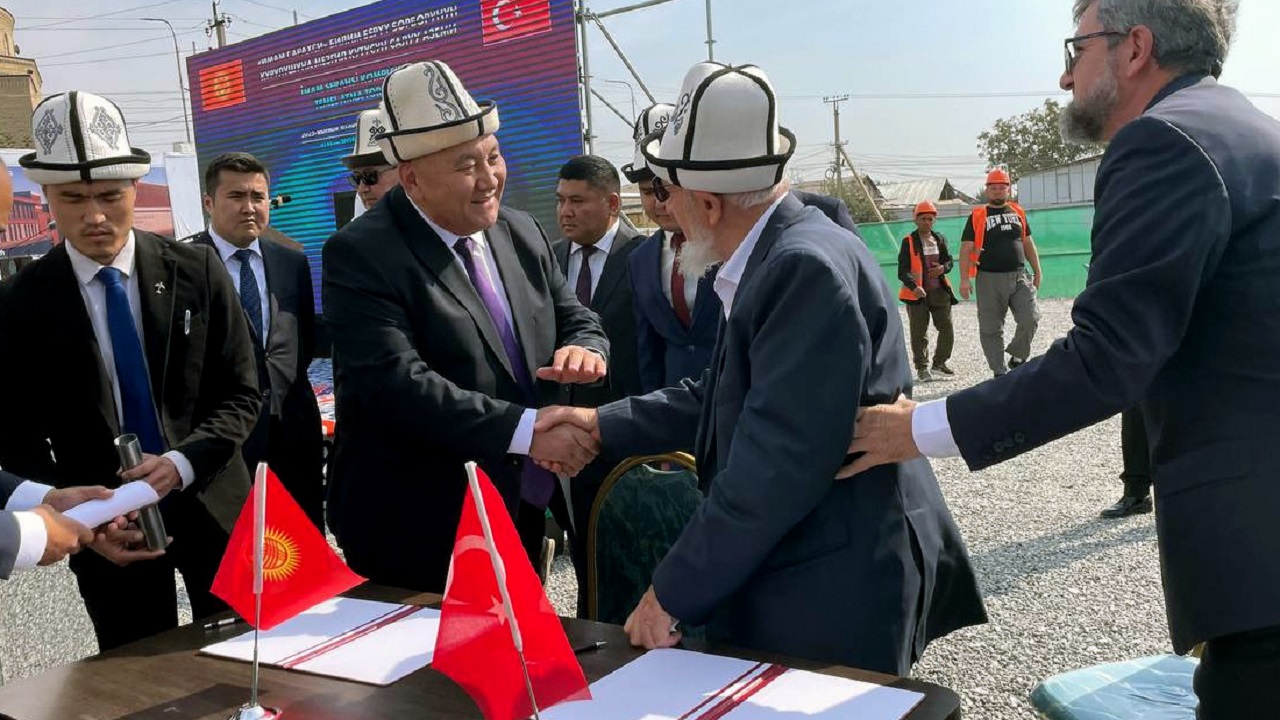 kirgizistanda-imam-serahsi-kompleksinin-temeli-torenle-atildi