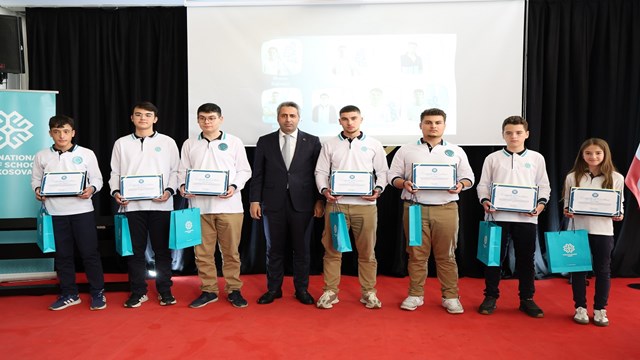 kosova-uluslararasi-maarif-okullari-basarili-ogrencilerini-odullendirdi