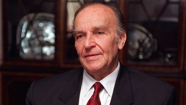 bilge-kral-aliya-izetbegovic-olumunun-22-yilinda-saraybosnadaki-kabri-basind