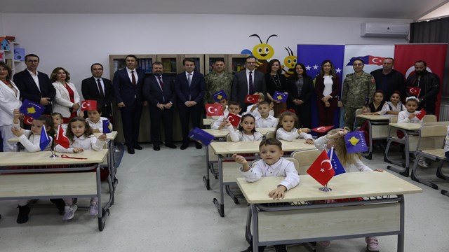 turk-ordusu-kosovali-cocuklarin-egitimine-destek-veriyor