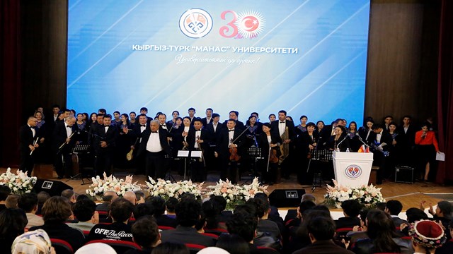 biskekteki-universitelerde-turkiye-cumhuriyetinin-102-yili-kutlandi