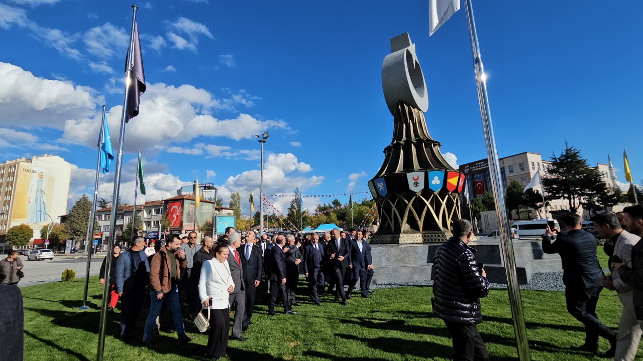 cumhuriyetin-102-yil-donumunde-corumda-turk-dunyasi-abidesi-torenle-acildi