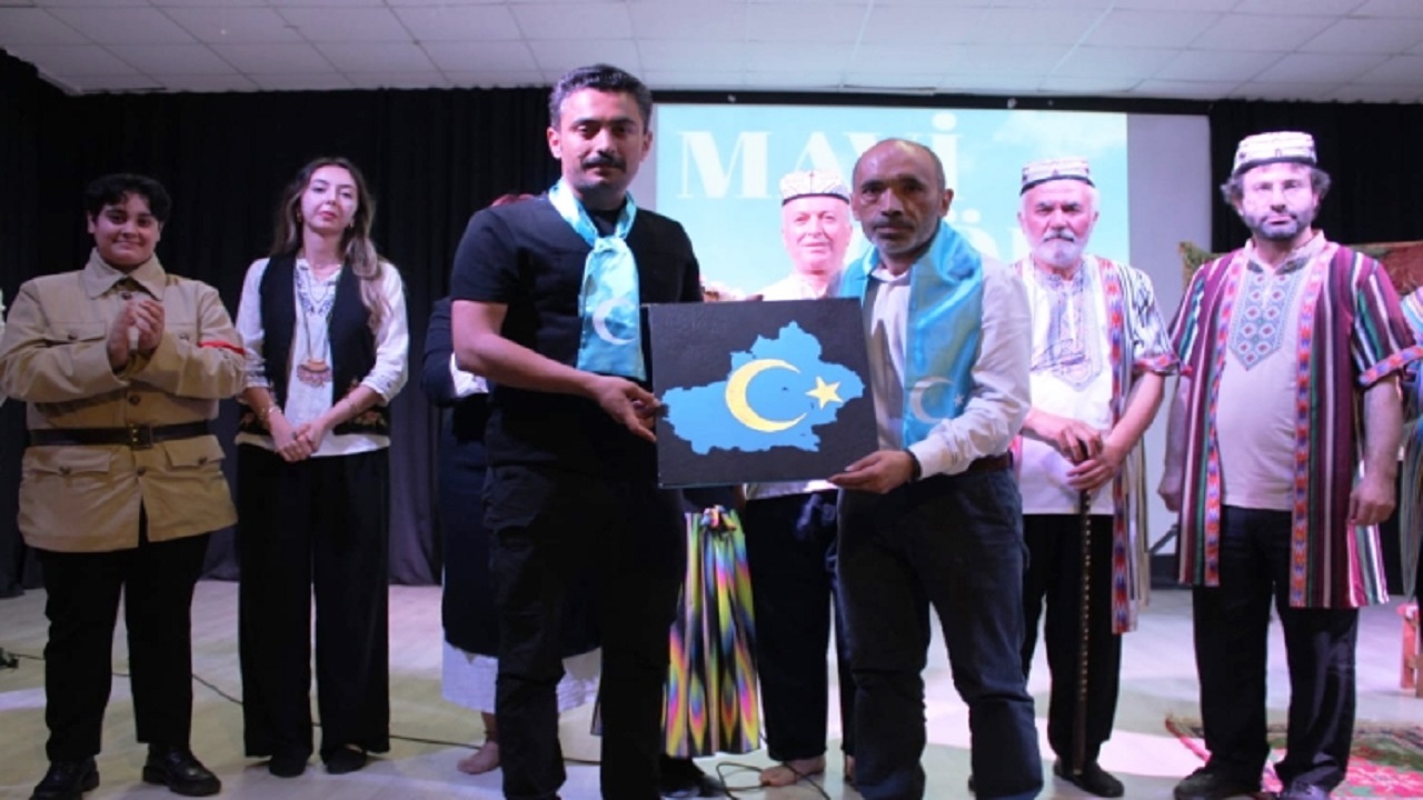 uygur-turklerinin-kulturel-kimligi-sahneye-tasindi