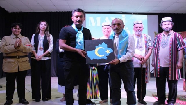 uygur-turklerinin-kulturel-kimligi-sahneye-tasindi