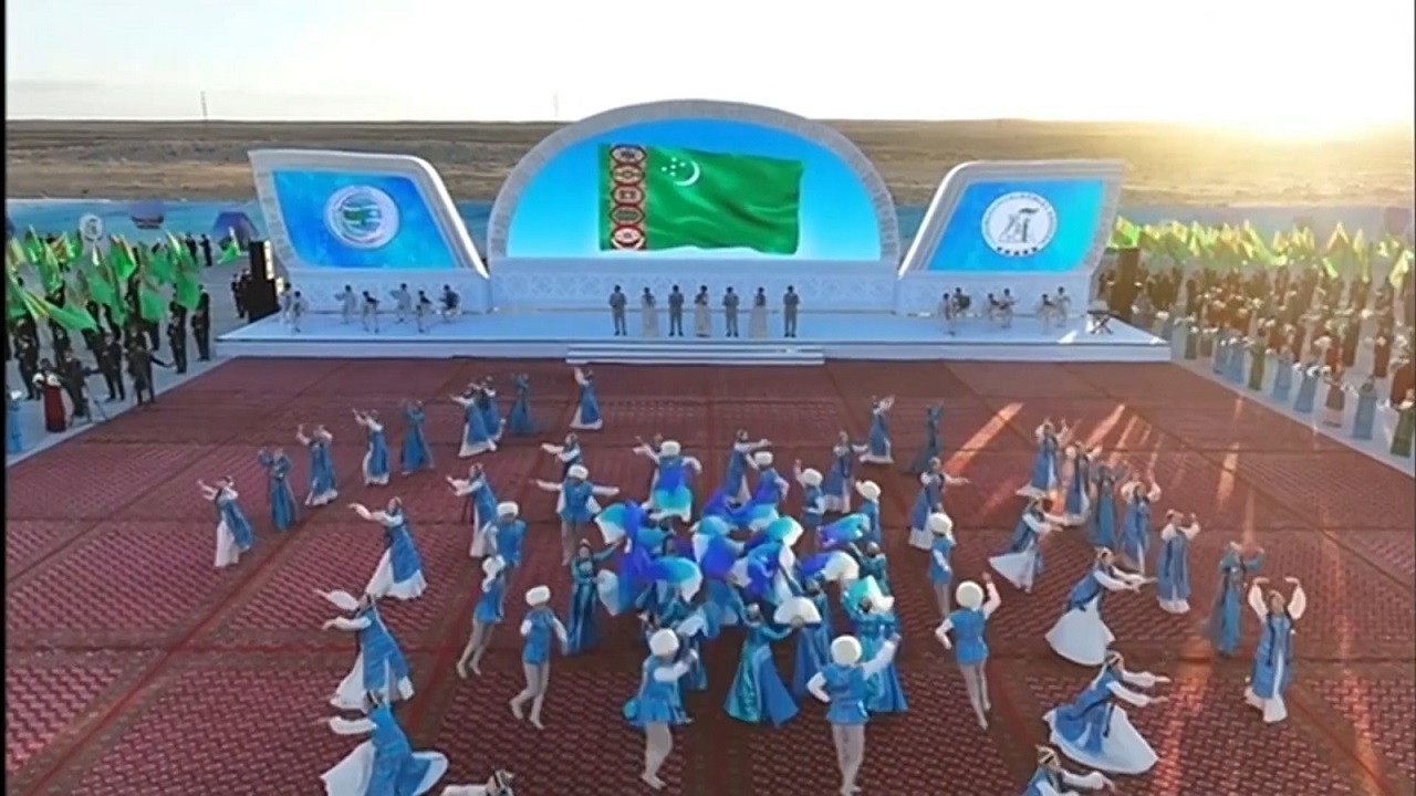 turkmenistan-da-sanayi-iscileri-gunu-yeni-tesislerin-temel-atma-torenleriyle-k