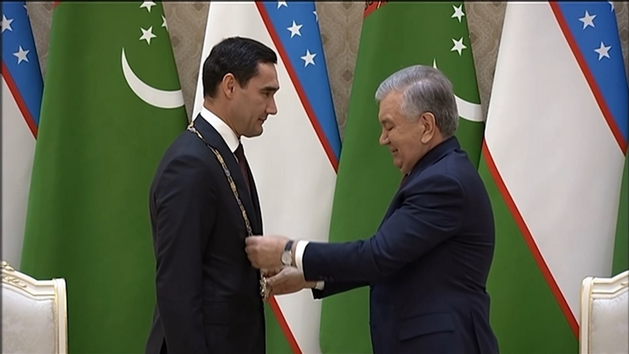 turkmenistan-devlet-baskani-serdar-berdimuhamedov-ozbekistan-devlet-nisani-ile-o