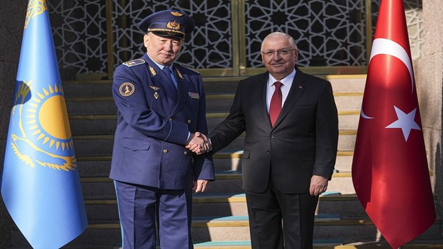 milli-savunma-bakani-guler-kazakistan-savunma-bakani-dauren-kosanov-ile-gorustu